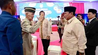 Presiden Prabowo Subianto memberikan hormat kepada Mantan Wapres Jenderal Purn Tri Sutrisno di acara Halal Bihalal TNI/Polri - Foto: Dok Setpres -