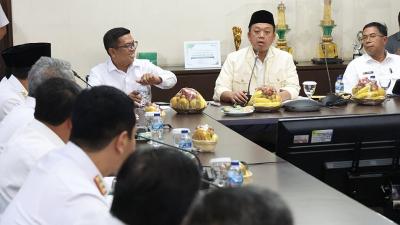 Rapat Koordinasi (Rakor) Kebijakan Layanan Pertanahan dan Tata Ruang Wilayah bersama Menteri ATR/BPN Nusron Wahid, seluruh kepala daerah di Provinsi Banten  di Aula Bappeda Kota Tangerang, Rabu (30/4/2025). - Adpimpro Setda Banten -