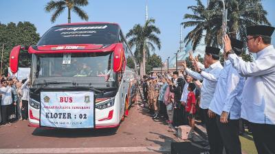 Wagub BantenDimyati Natakusumah melepas jemaah Haji Tangerang. - Foto: Biro Adpimpro Setda Banten -