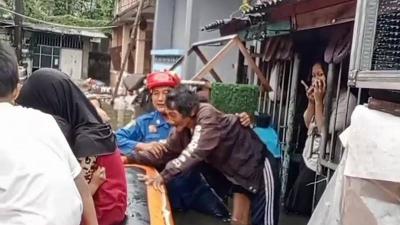 Petugas sedang mengevakuasi warga yang terdampak banjir di Kota Tangerang - Dok Pemkot Tangerang -