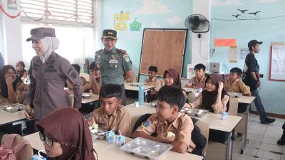 Dandim Cilegon Letkol Inf Miftahul Khoir saat meninjau secara langsung program MBG di Kota Cilegon.  - Foto: Kodim Cilegon -