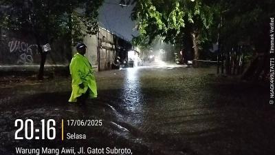 Banjir melanda tiga kecamatan di Kota Tangerang. - Foto: Dok Pemkot Tangerang -