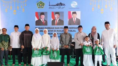 Pemberian simbolis Makan Bergizi Gratis kepada anak yatim di Istiqlal, Minggu (8/6/2026). - Foto: Dok Kemenag -