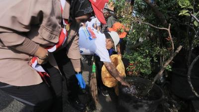 Walo Kota Tangerang Sachrudin bersih-bersih lingkungan di Hari Lingkungan Hidup Sedunia 2025 - Foto: Dok Pemkot Tangerang -