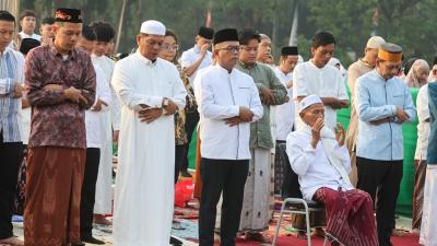 Gubernur Banten Andra Soni melaksanakan salat Iduladha di Alun-alun Kota Serang. - Foto: Biro Adpimpro Banten -