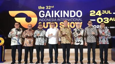 Gubernur Banten Andra Soni mendampingi Menteri Perindustrian Agus Gumiwang Kartasasmita pada pembukaan pameran Gaikindo Indonesia International Auto Show (GIIAS) 2025 di ICE BSD - Biro Adpimpro banten -
