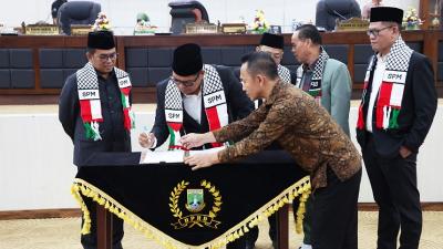 Penandatangan Raperda Pertanggungjawaban Pelaksanaan APBD Tahun Anggaran 2024, Kamis (3/7/2025). - Biro Adpimpro Banten -