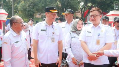 Sekda Banten Deden Apriandhi Hartawan meninjau persiapan Koperasi Desa Merah Putih Ranjeng, Kecamatan Ciruas, Kabupaten Serang, Rabu (16/7/2025). - Biro Adpimpro Banten -