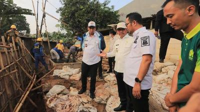Wali Kota Tangerang Sachrudin meninjau Perbaikan Turap Kali Angke di kawasan Ciledeug Indah. - Pemkot Tangera ng -