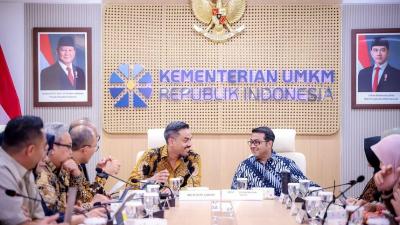Menteri UMKM Maman Abdurrahman menerima kunjungan Menteri Ekraf Teuku Riefky Harsya di Jakarta, Selasa (6/5/2025).  -Kementerian UMKM.