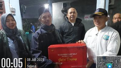 Petugas dari Pemkot Tangsel menyalurkan bantuan akibat banjir di Kota Tangerang Selatan  - Foto: Dok Pemkot Tangsel -
