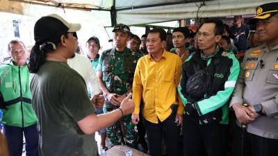 Bupati Tangerang Moch. Maesyal Rasyid didampingi jajaran Forkopimda, termasuk Dandim 0510/Tigaraksa dan Kapolres Tangerang, menyambangi markas ojek online (ojol) di Kampung Kadu Sabrang, Cikupa, Minggu (31/8/2025).  - Pemkab Tangerang -