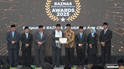 Gubernur Banten Andra Soni meraih Baznas Award 2025 kategori Kepala Daerah Pendukung Gerakan Zakat Nasional.  Biro Adpimpro Banten -