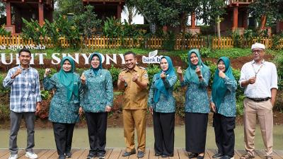 Ketua TP PKK Provinsi Banten, Tinawati Andra Soni mengunjungi Agrowisata Bukit Sinyonya di Desa Bandung, Kecamatan Banjar, Kabupaten Pandeglang, Senin (25/8/2025). - Biro Adpimpro Banten -