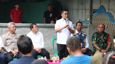 Gubernur Banten Andra Soni meninjau aliran sungai yang kerap menjadi penyebab banjir di kawasan Perumahan Permata II, Balaraja, Jumat (19/9/2025).  - Biro Adpimpro Banten -