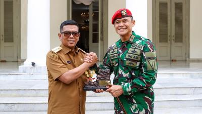 Gubernur Banten Andra Soni menerima kunjungan silaturahmi Komandan Grup 1 Kopassus Brigjen TNI Raden Nashrul Fathurrohman di Gedung Negara Provinsi Banten, Kota Serang, Selasa (23/9/2025). - Biro Adpimpro Banten -