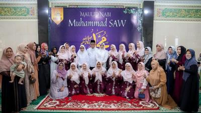 Gubernur Andra Soni saat menghadiri peringatan Maulid Nabi Muhammad SAW di Masjid Baiturrahman, Kompleks Pondok Lakah Permai, Paninggilan, Kota Tangerang, Minggu (21/9/2025). - Biro Adpimpro Banten -