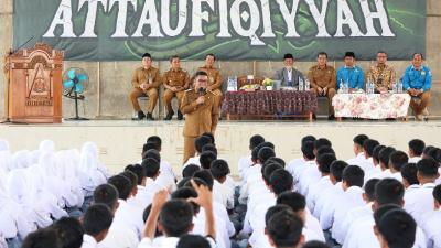 Gubernur Banten Andra Soni meninjau lpelaksanaan Program Sekolah Gratis di SMK Attaufiqiyyah, Kecamatan Baros, Kabupaten Serang, Senin (15/9/2025). - Biro Adpimpro Banten -