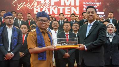 Gubernur Banten Andra Soni menerima cenderamata saat elantik pengurus Himpunan Pengusaha Muda Indonesia (HIPMI) Banten periode 2025–2028 di Pendopo Gubernur, KP3B, Curug, Kota Serang, Selasa (30/9/2025). - Biro Adpimpro Banten -
