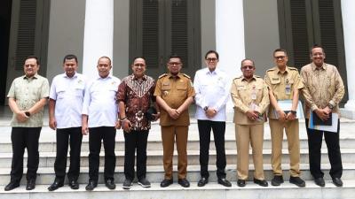 Gubernur Banten Andra Soni berfot bersama pengurus Dekopin - Biro Adpimpro Banten -