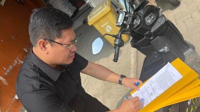 Anggota DPR Tangsel dari Fraksi Golkar, Badrusalam sedang menandatangani penolakan penutupan jalan Serpong-Parung oleh BRIN - Ist/RMB -
