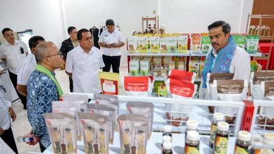 Menteri UMKM Maman Abdurrahman saat meninjau NTT Mart di Kota Kupang, Rabu (29/10). - Humas UMKM -