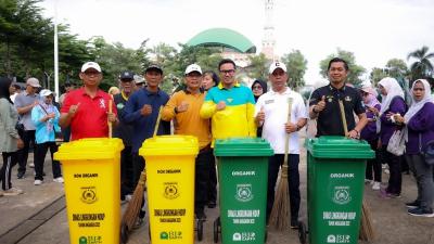 Wakil Wali Kota Tangsel Pilar Saga Ichsan saat memimpin kegiatan bersih-bersih di Kecamatan Pamulang, Jumat kemarin (24/10/2025). - Dok. Pemkot Tangsel -