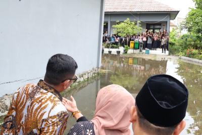 Gubernur Banten, Andra Soni, turun langsung meninjau SMAN 15 Kota Tangerang yang kerap menjadi langganan banjir. - Biro Adpimpro Banten -