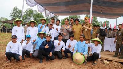 Kapolri Jenderal Pol Listyo Sigit Prabowo didampingi Sekda Banten Deden Apriandhi meninjau persiapan tanam Jagung serentak di Desa Bantar Panjang, Kecamatan Tigaraksa, Kabupaten Tangerang, Selasa (7/10/2025). - Biro Adpimpro Banten -