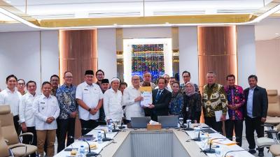 Wali Kota Tangsel Benyamin Davnie saat pertemuan dengan CEO Badan Pengelola Investasi Daya Anagata Nusantara (Danantara) Rosan Perkasa Roeslani dalam pertemuan di Wisma Danantara Indonesia, Jakarta, Kamis (9/10/2025). - Dok. Pemkot Tangsel -