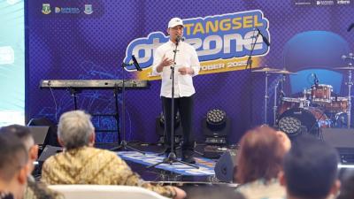 Wagub Banten Dimyati Natakusmah saat menghadiri pembukaan pameran di Bintaro Jaya Xchange Mall, Kota Tangerang Selatan, Jumat (10/10/2025). - Biro Adpimpro Banten -
