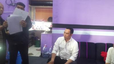 Wali Kota Serang Budi Rustandi (duduk kemeja putih) saat sidak dan menutup karaoke liar di Pasar Rau - Dok. Pemkot Serang -