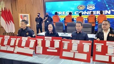 Lima warga negara asing (WNA) asal Nigeria ditangkap petugas imigrasi di kawasan Suvarna Sutera, Kabupaten Tangerang - Dok. Imigrasi Banten -