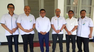 Gubernur Andra Soni saat menerima Deputi Kepesertaan Korporasi & Institusi BPJS Ketenagakerjaan Hendra Nopriansyah di Gedung Negara Banten, Senin (3/11).  - Biro Adpimpro Banten -