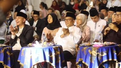 Gubernur Banten Andra Soni dan Bupati Lebak Moch Hasbi Asyidiki Jayabaya saat menyaksikan Festival Santri Lebak 2025 - Biro Adpimpro Banten -