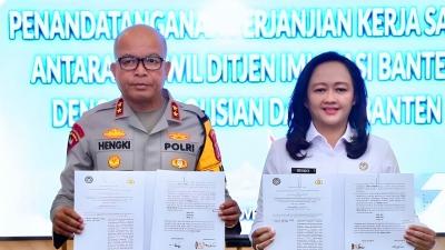Kapolda Banten, Irjen Pol Hengki dan Kanwil Ditjen Imigrasi Banten dan Polda Banten resmi menandatangani perjanjian kerja sama mengoptimalkan Program Desa Binaan sebagai benteng pencegahan paling awal di daerah. - Dok. Imigrasi Banten -