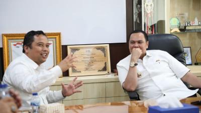 Wali Kota Serang Budi Rustandi berdiskusi dengan mantan Wali Kota Tangerang, Arief Rachadiono Wismansyah- Dok Pemkot Serang -