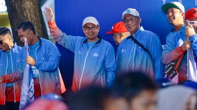 Waki Wali Kota Tangsel Pilar Saga Ichsan saat melepas ribuan peserta Run for Humanity 2025 di area kawasan Sunburst, BSD. - Dok Pemkot Tangsel -