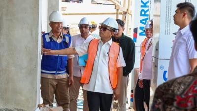 Gubernur Banten Andra Soni saat meninjau pembangunan SMAN 9 Kota Serang di Kelurahan Gelam, Kecamatan Cipocok Jaya, Kota Serang, Jumat (21/11/2025). - Biro Adpimpro Banten -