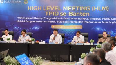 Sekda Banten, Deden Apriandi, saat membuka High Level Meeting (HLM) Optimalisasi Strategis Pengendalian Inflasi di Kantor BI Perwakilan Banten, Rabu (10/12/2025). - Biro Adpimpro Banten -