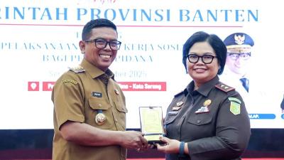 Gubernur Banten Andra Soni bersama Kepala Kejati Banten Bernadeta Maria Erna Elastiyani secara resmi menandatangani Perjanjian Kerja Sama (PKS) pelaksanaan pidana kerja sosial, Senin (8/12/2025) - Biro Adpimpro Banten -