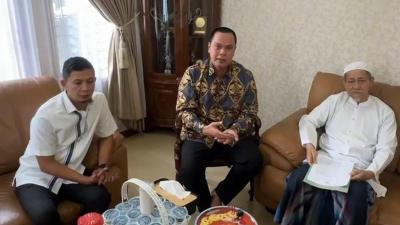 Wali Kota Serang Budi Rustandi menemui tokoh Masyarakat Banten KH Embay Mulya Syarief luruskan isu 'pelegalan' tempat hiburan malam - Dok Pemkot Serang -