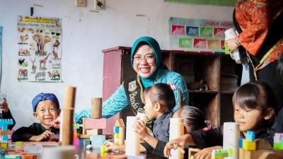 Bunda PAUD Provinsi Banten Tinawati Andra Soni saat mengunjungi PAUD Melati di Kelurahan Kasunyatan, Kota Serang, Senin (8/12/2025). - Biro Adpimpro Bten -