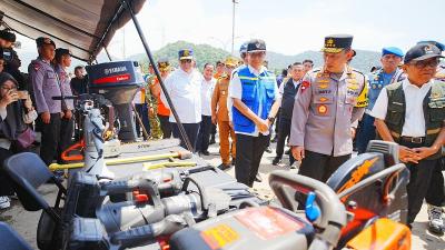 Kapolri Jenderal Listyo Sigit Prabowo turun  meninjau kesiapan pengamanan dan pelayanan arus mudik serta balik Natal dan Tahun Baru (Nataru) 2025 di Pelabuhan Merak, Banten, Senin (22/12/2025) - Dok Humas Polri -