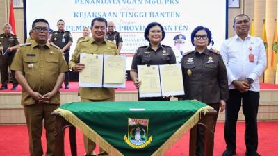 Penandatanganan Nota Kesepahaman antara Kejaksaan Tinggi Banten dengan seluruh pemerintah kabupaten/kota se-provinsi, termasuk Bupati Tangerang Moch. Maesyal Rasyid, di Pendopo Gubernur Banten, Senin (8/12/2025). - Prokopim Tangerang -