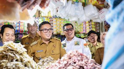 Gubernur Banten Andra Soni bersama Ketua DPRD Provinsi Banten Fahmi Hakim turun ke Pasar Ciruas memastikan stabilitas harga jelan Nataru - Biro Adpimpro Bantn -
