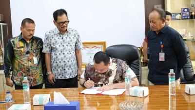 Penandatanganan dokumen GCG, IAC, CoC, MR, dan BM oleh Wali Kota Serang Budi Rustandi dan Sekda Nanang Saefudin di Ruang Rapat Wali Kota Serang, Jumat (12/12/2025). - Dok Pemkot Serang -