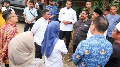 Gubernur Banten Andra Soni saat mengecek jalan - Biro Adpimpro Banten -