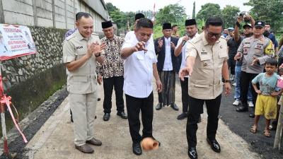 Gubernur Banten Andra Soni bersama Wakil Bupat Tangerang meresmikan ruas Jalan Kopi di Kelurahan Pasir Jaya, Kecamatan Jatiuwung, Kota Tangerang, Sabtu (10/1/2026). - Biro Adpimpro Banten -