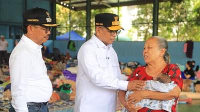 Gubernur Banten Andra Soni bersama Wali Kota Tangerang saat turun meninjau korban banjir di Periuk, Kota Tangerang - Dok Pemkot Tgeang -